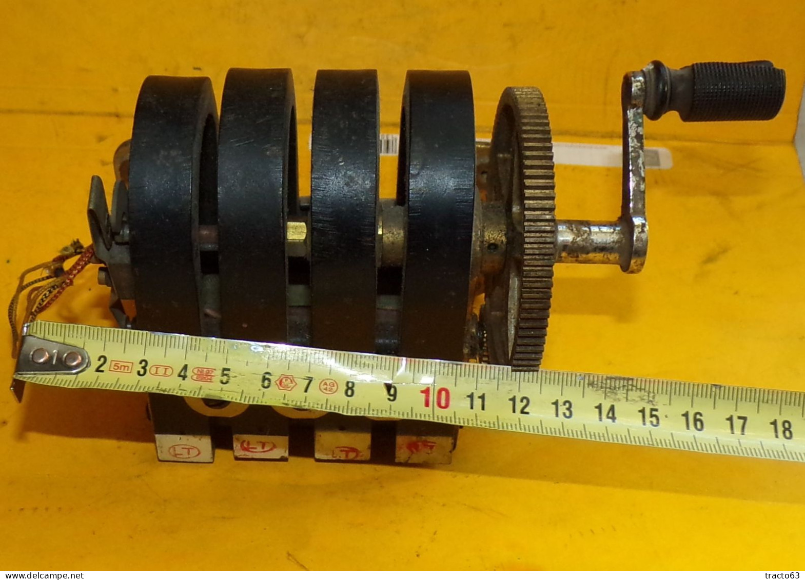 OUTILS PIECE DE TELEPHONE EN BOIS MODELE 1910 : LE MAGNETO , LONGUEUR TOTALE 17 CM POIDS TOTAL 2,200 KILO  ,BON ETAT  VO