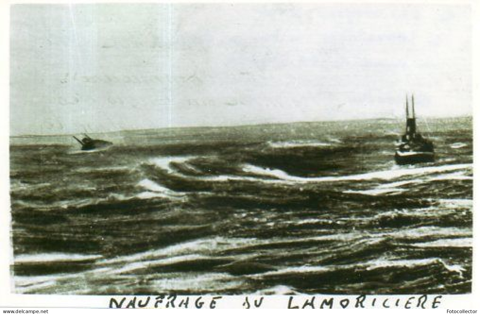 Naufrage Du Paquebot Lamoricière (Cie Transatlantique) Le 9 Janvier 1942 (à Droite Le Paquebot GG Gueydon) - Barche