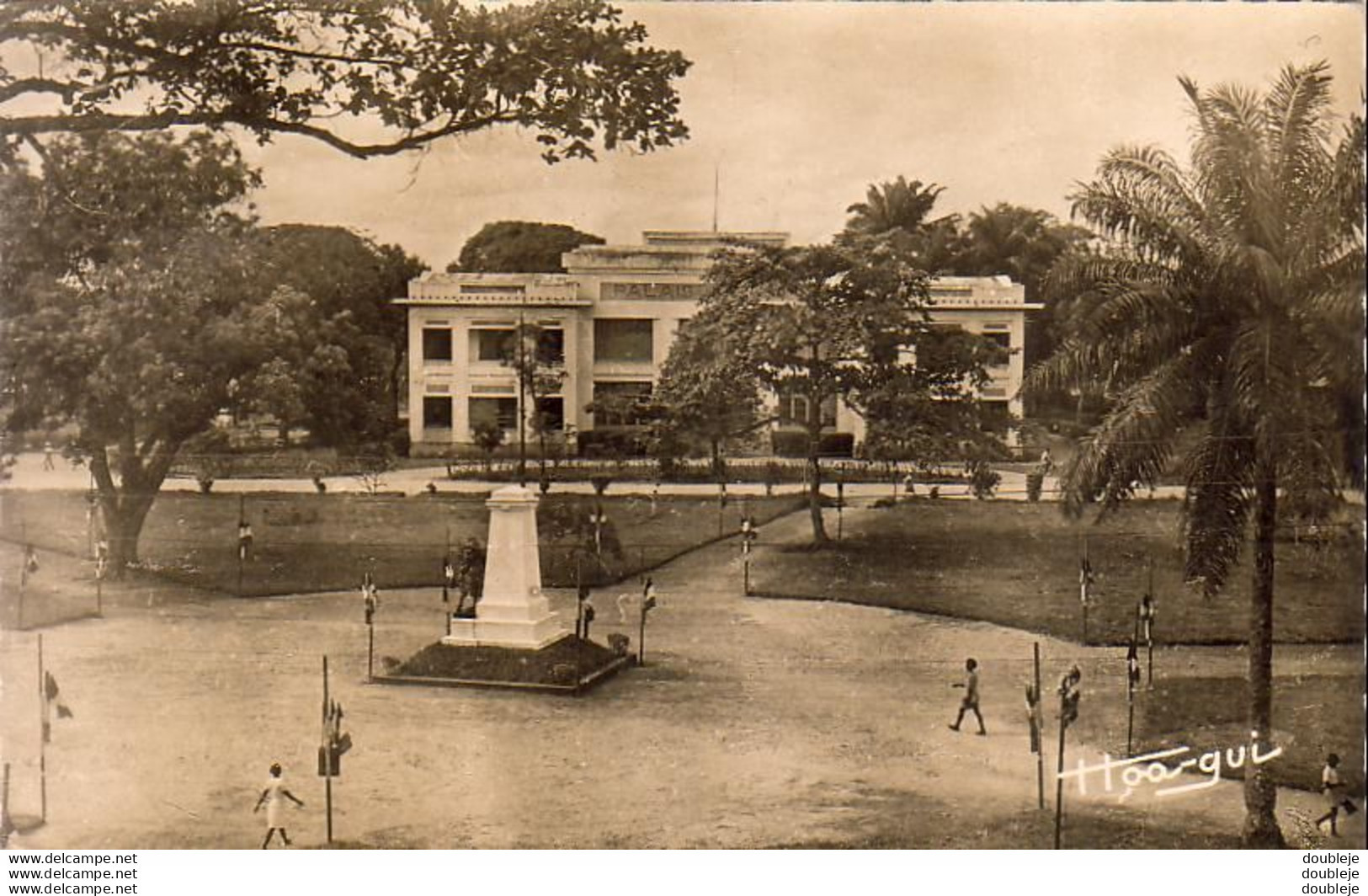 CAMEROUN  DOUALA  Le Palais De Justice  ........... AVEC LE MONUMENT AUX MORTS AU MILIEU DE LA PLACE - Camerun