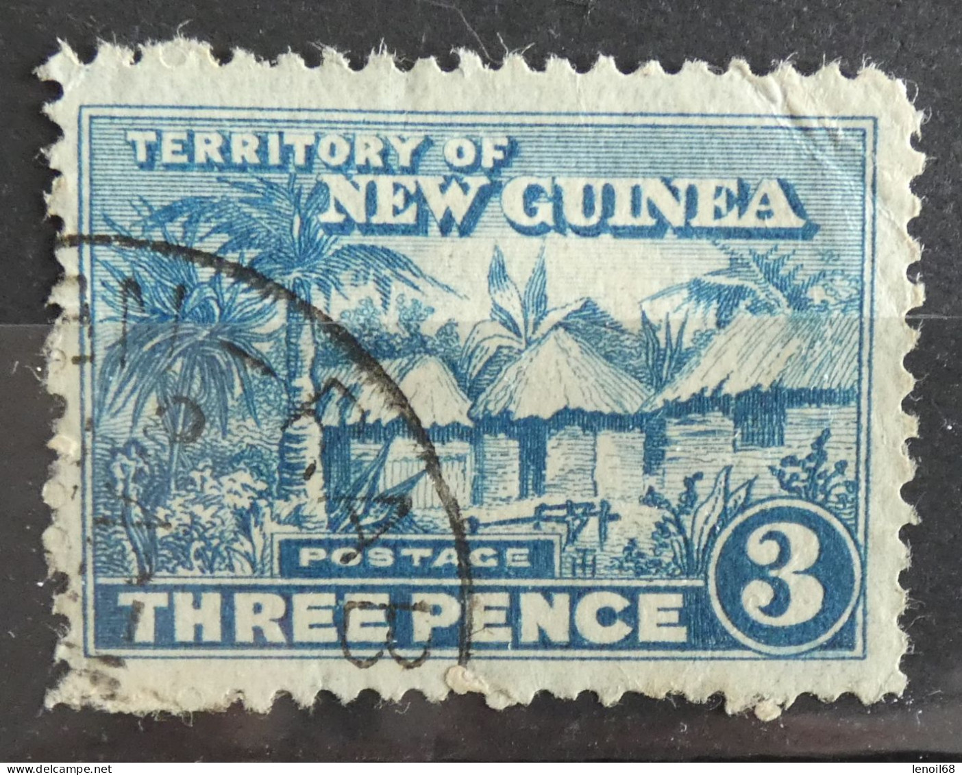 Timbre Oblitéré Nouvelle-Guinée 3 Pence Bleu Village Sous Les Palmiers - Asia (Other)