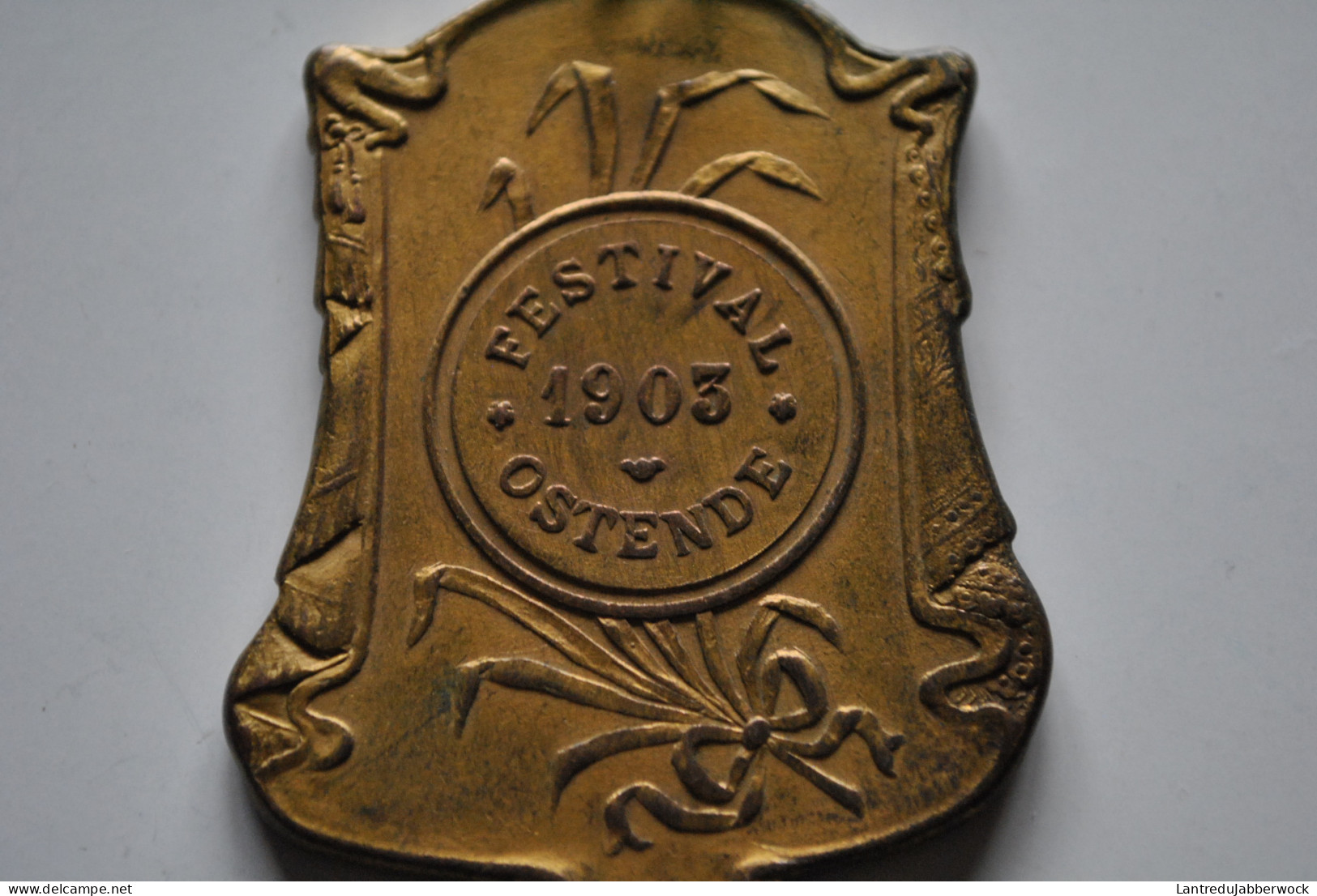 Médaille En Métal Doré Festival 1903 Ostende Allégorie Ar Nouveau Armes De La Ville Oostende Jugendstil Zeldzame RARE - Jetons De Communes