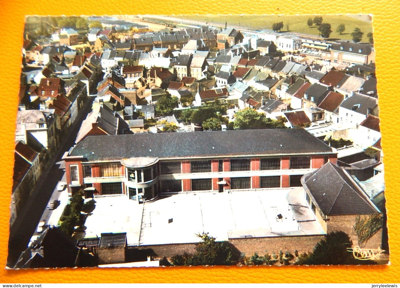 LEUZE - Ecole Primaire - Vue Aérienne - Leuze-en-Hainaut