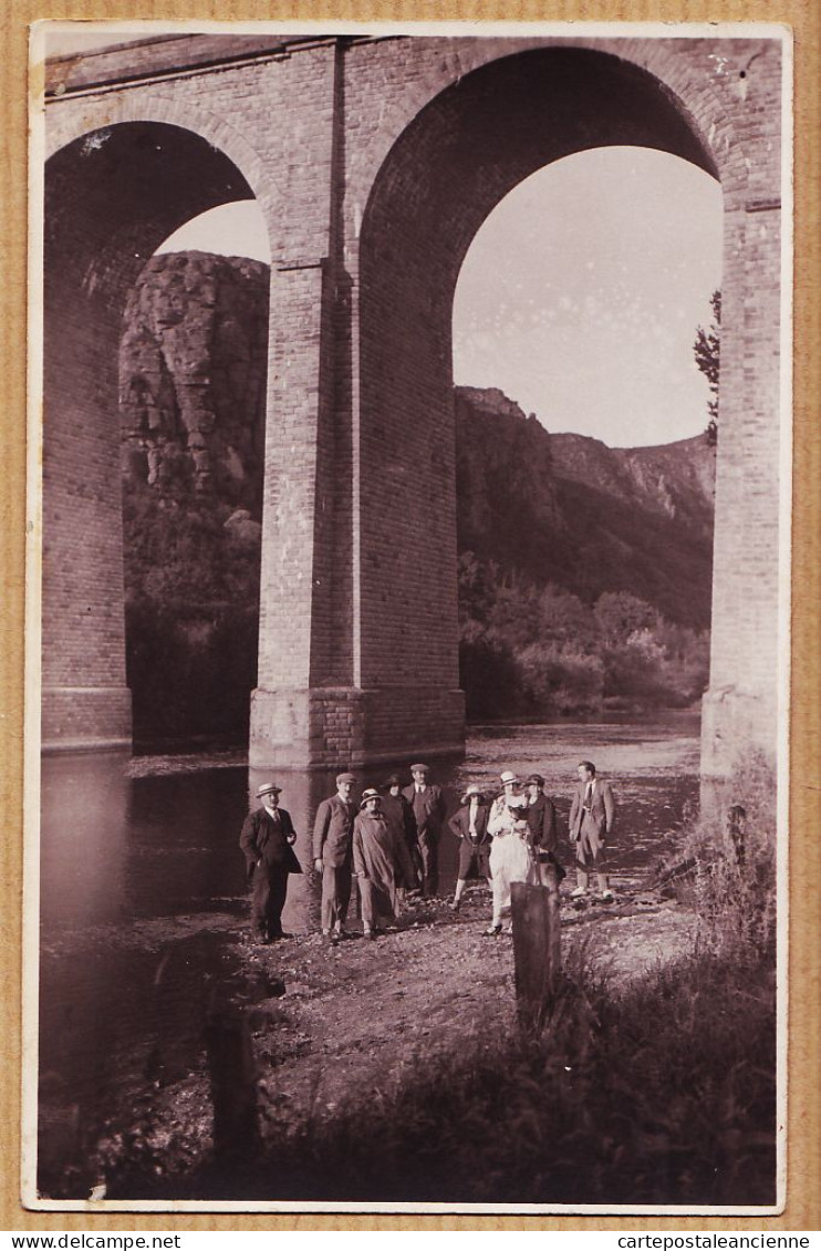 16448 / Carte-Photo LOCALISABLE 1930s Groupe Promenade Bord Rivière Au Pied D'un VIADUC  - Bridges