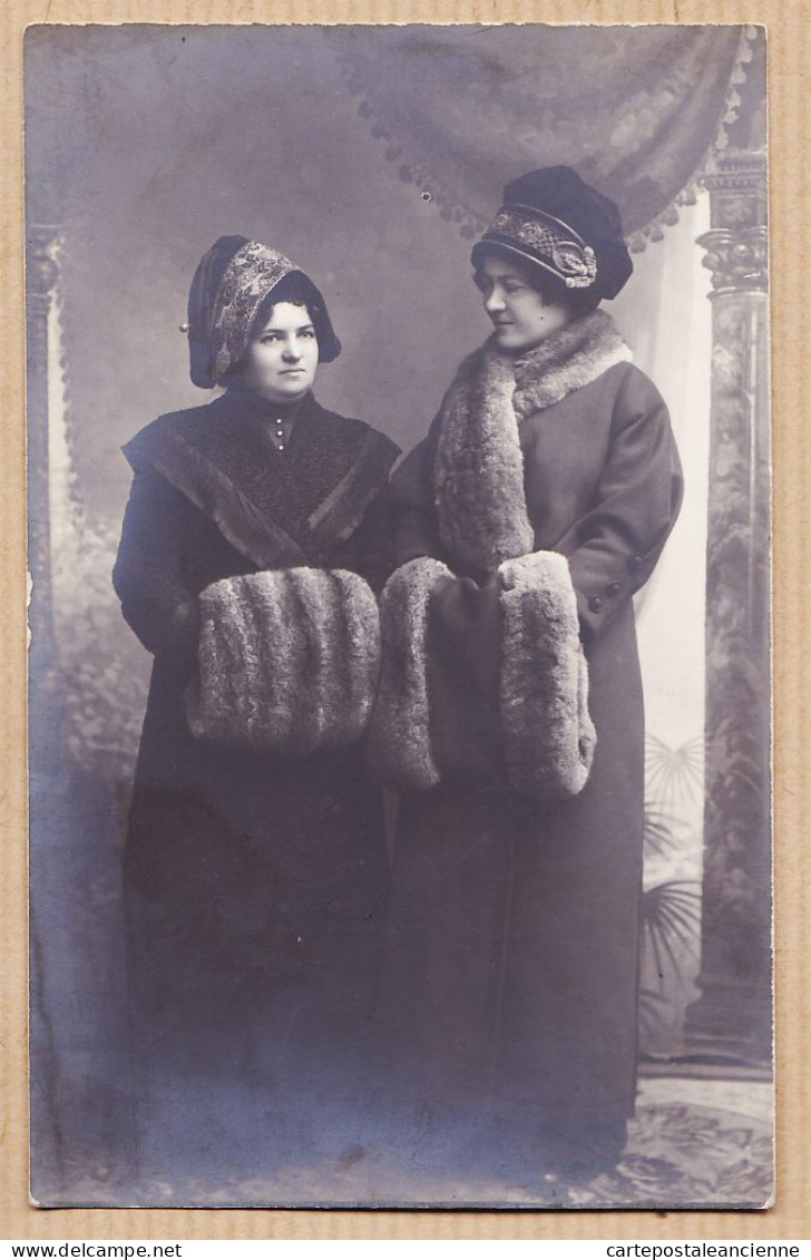 16400 / Carte-Photo Mode 1930s Pelisse Manchon Fourrure Couple Jeunes Femmes - Moda