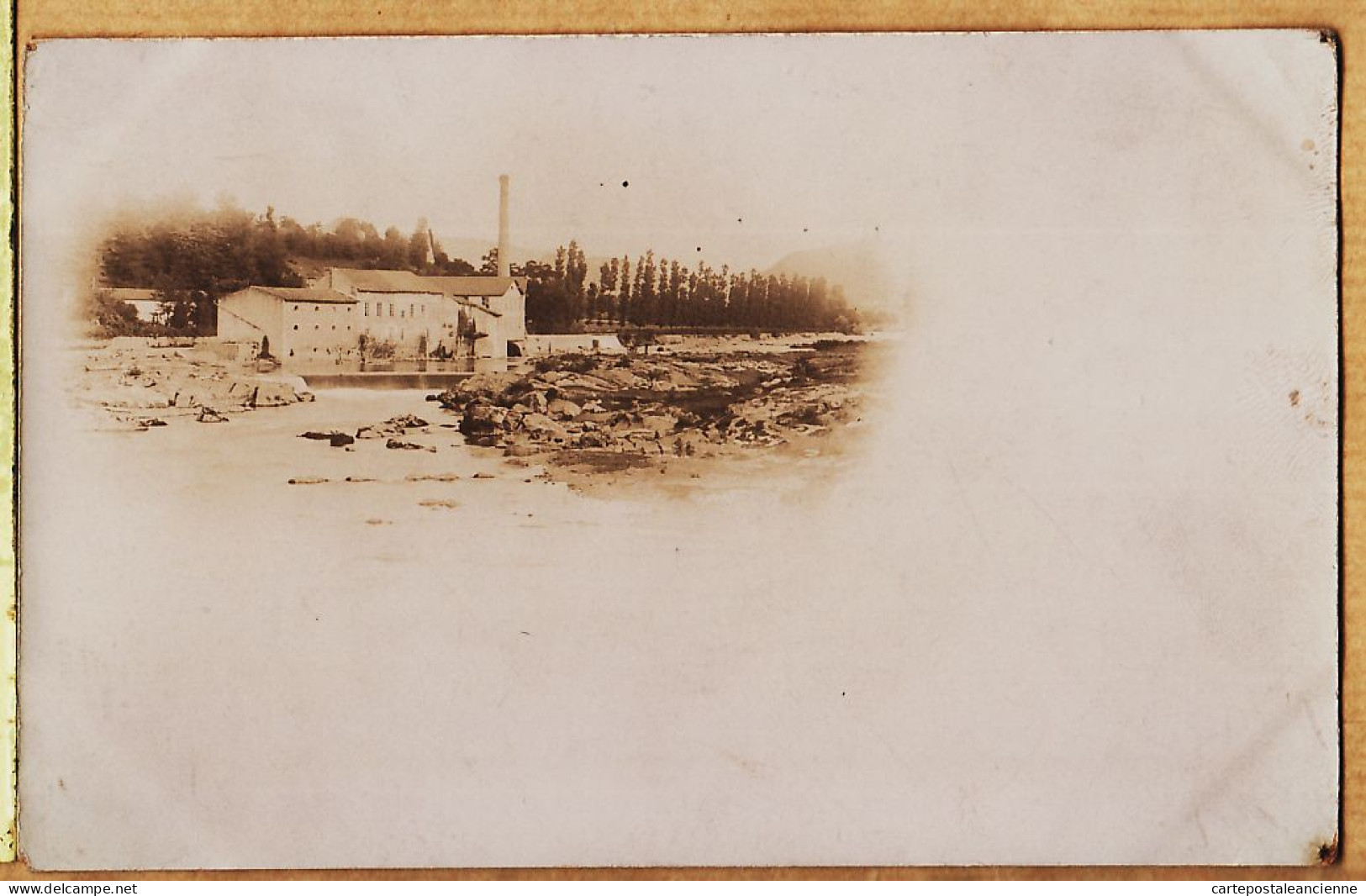 16437 / Carte-Photo 1900s Usine Cheminée Bord Rivière à Localiser Papier Société LUMIERE LYON - Mulini Ad Acqua