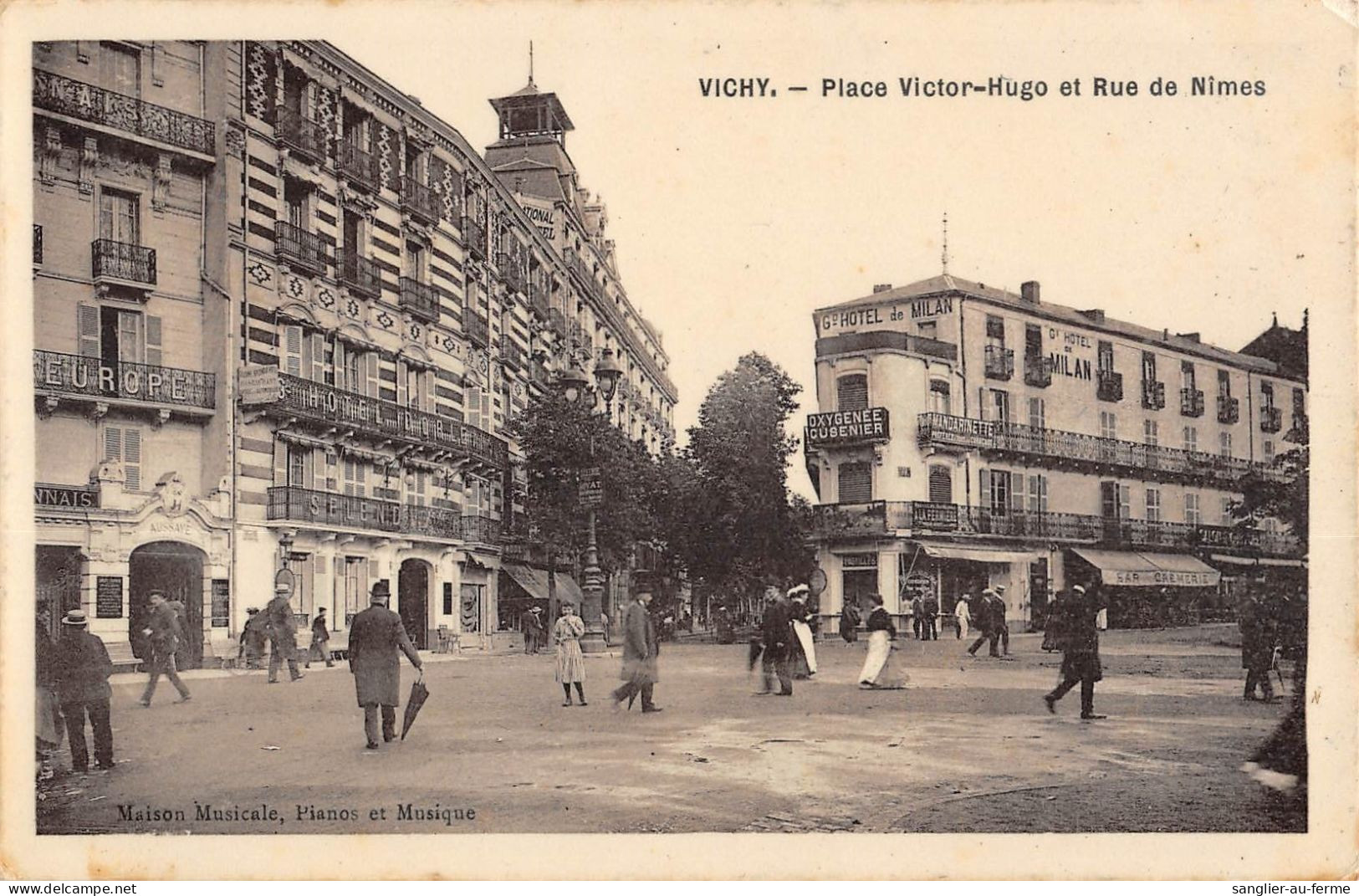 CPA 03 VICHY / PLACE VICTOR HUGO ET RUE DE NIMES / Cliché Rare - Vichy