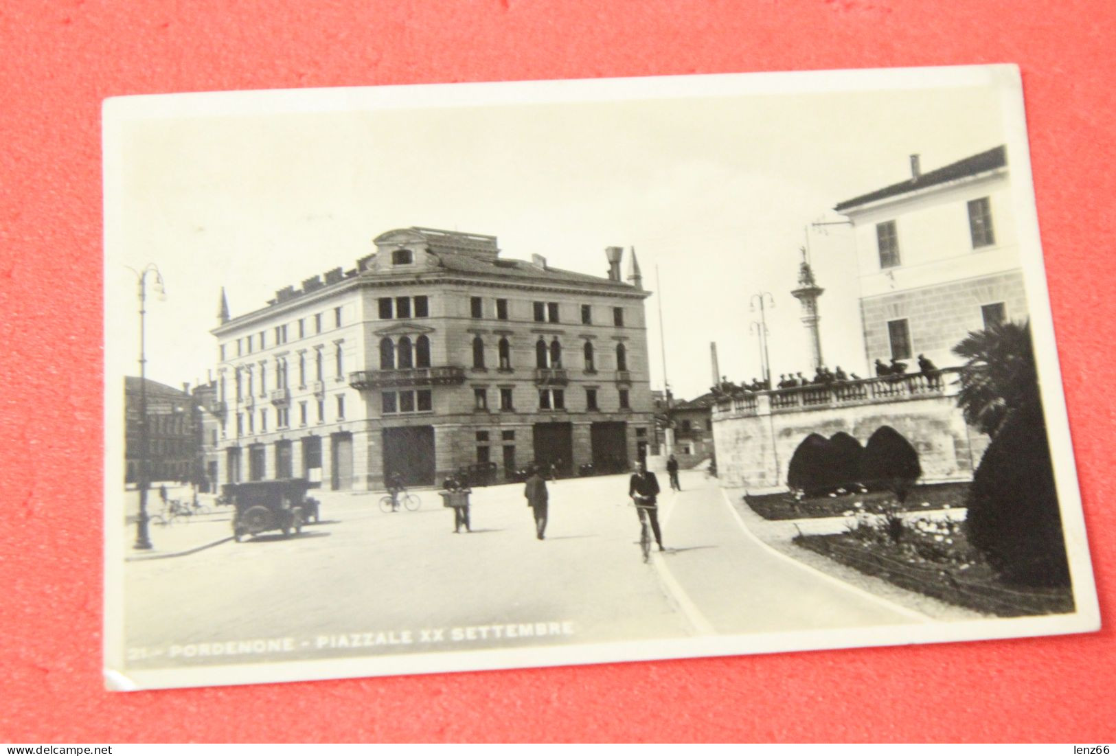 Pordenone Piazzale XX Settembre N. 21 Viaggiata Nel 1941 - Pordenone