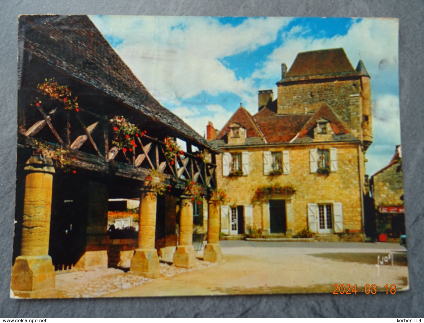 LES ANCIENS HALLES ET LA MAISON DU GOUVERNEUR - Domme