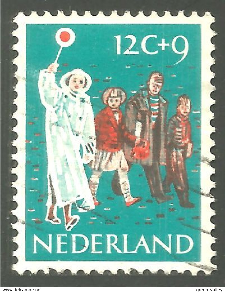 670 Netherlands Children Crossing Street Enfants Rue (NET-93) - Ongevallen & Veiligheid Op De Weg