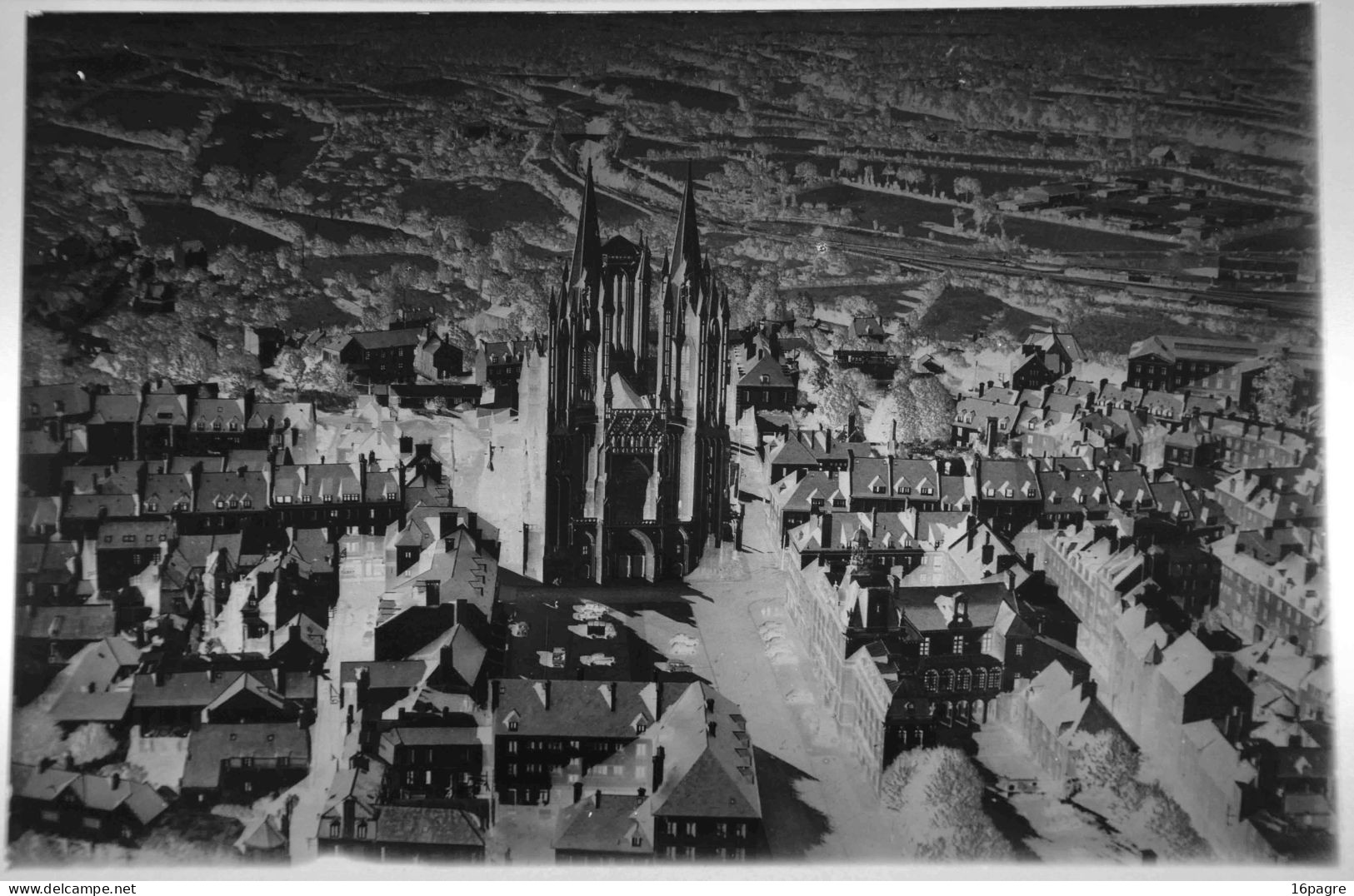 GRANDE PLAQUE DE VERRE, VUE AÉRIENNE CATHÉDRALE DE COUTANCES, MANCHE. NORMANDIE. 1950. - Diapositivas De Vidrio