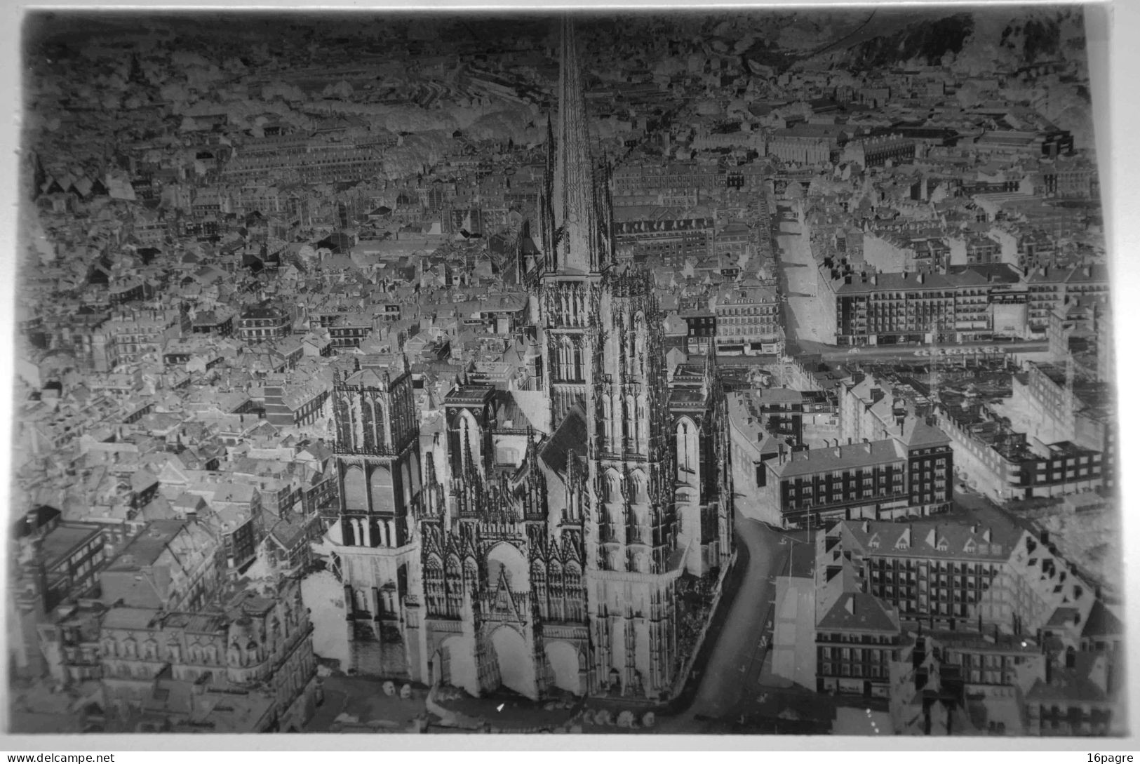 GRANDE PLAQUE DE VERRE, VUE AÉRIENNE CATHÉDRALE DE ROUEN, SEINE-MARITIME. NORMANDIE. 1950. - Glasplaten