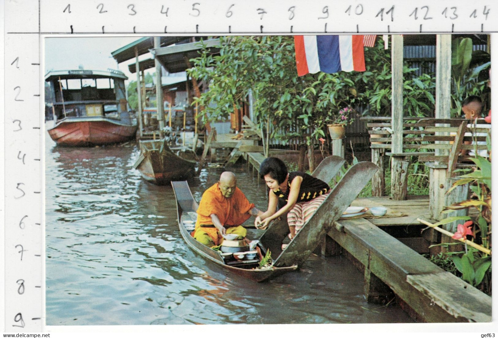 Most Thai Buddhists Offer Food To The Priests In The Morning Along The Bank Of Canals And River In Thailand - Thaïlande