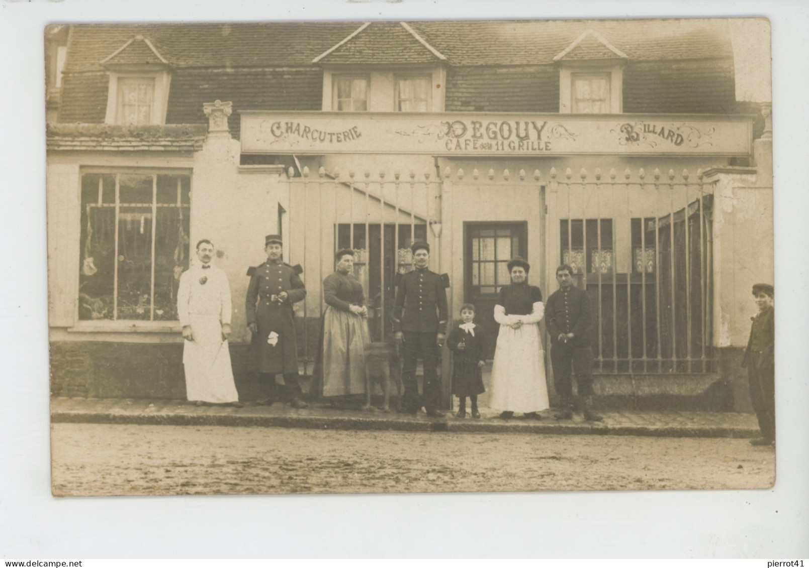 COMMERCE - MAGASINS - CAFÉ - Carte Photo Avec Civils Et Militaires CHARCUTERIE DEGOUY & CAFÉ DE LA 11 GRILLE Début XXème - Cafés