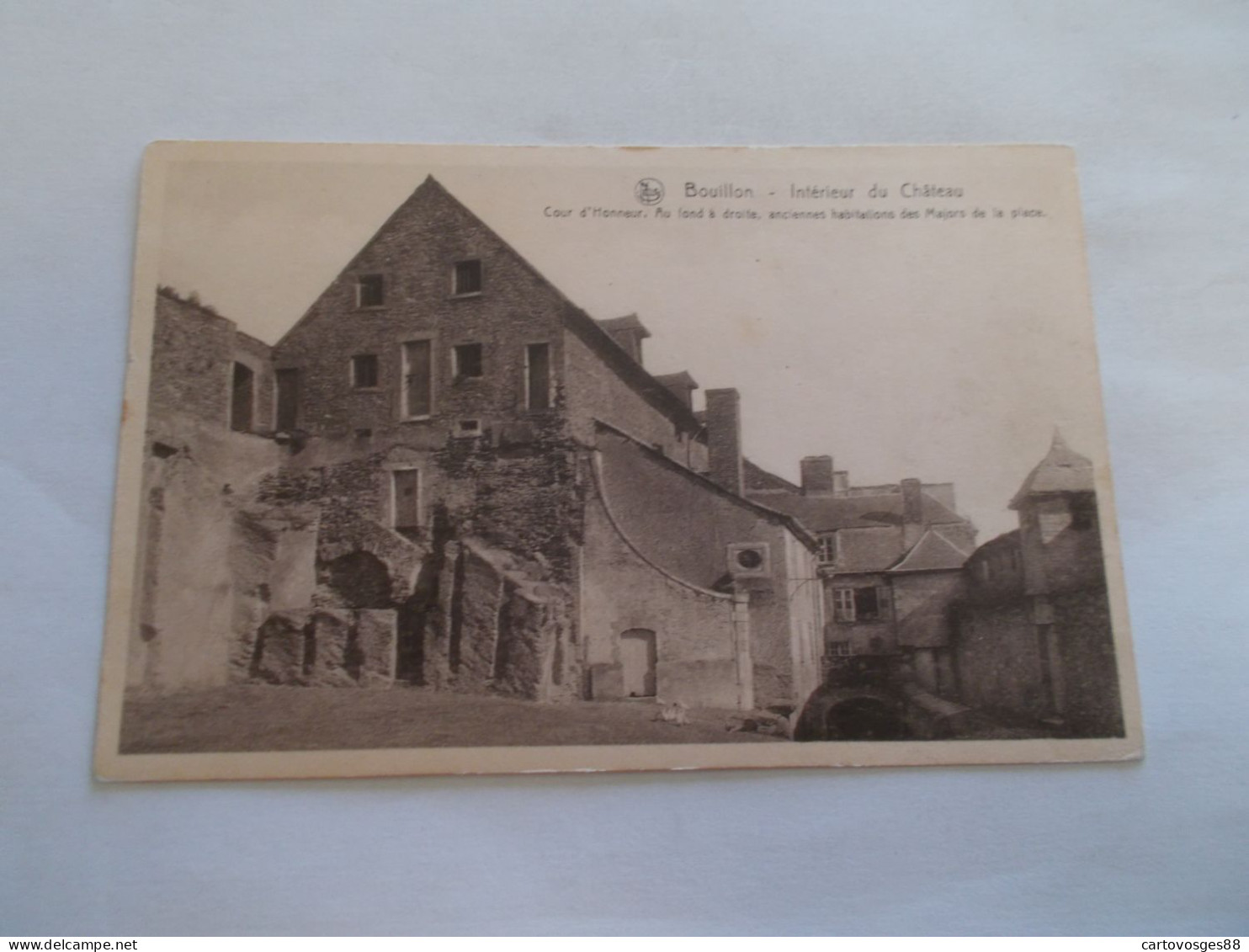 BOUILLON LUXEMBOURG ( BELGIQUE ) INTERIEUR DU CHATEAU COUR D HONNEUR AU FOND ANCIENNES HABITATIONS DES MAJORS DE LA PLAC - Bouillon