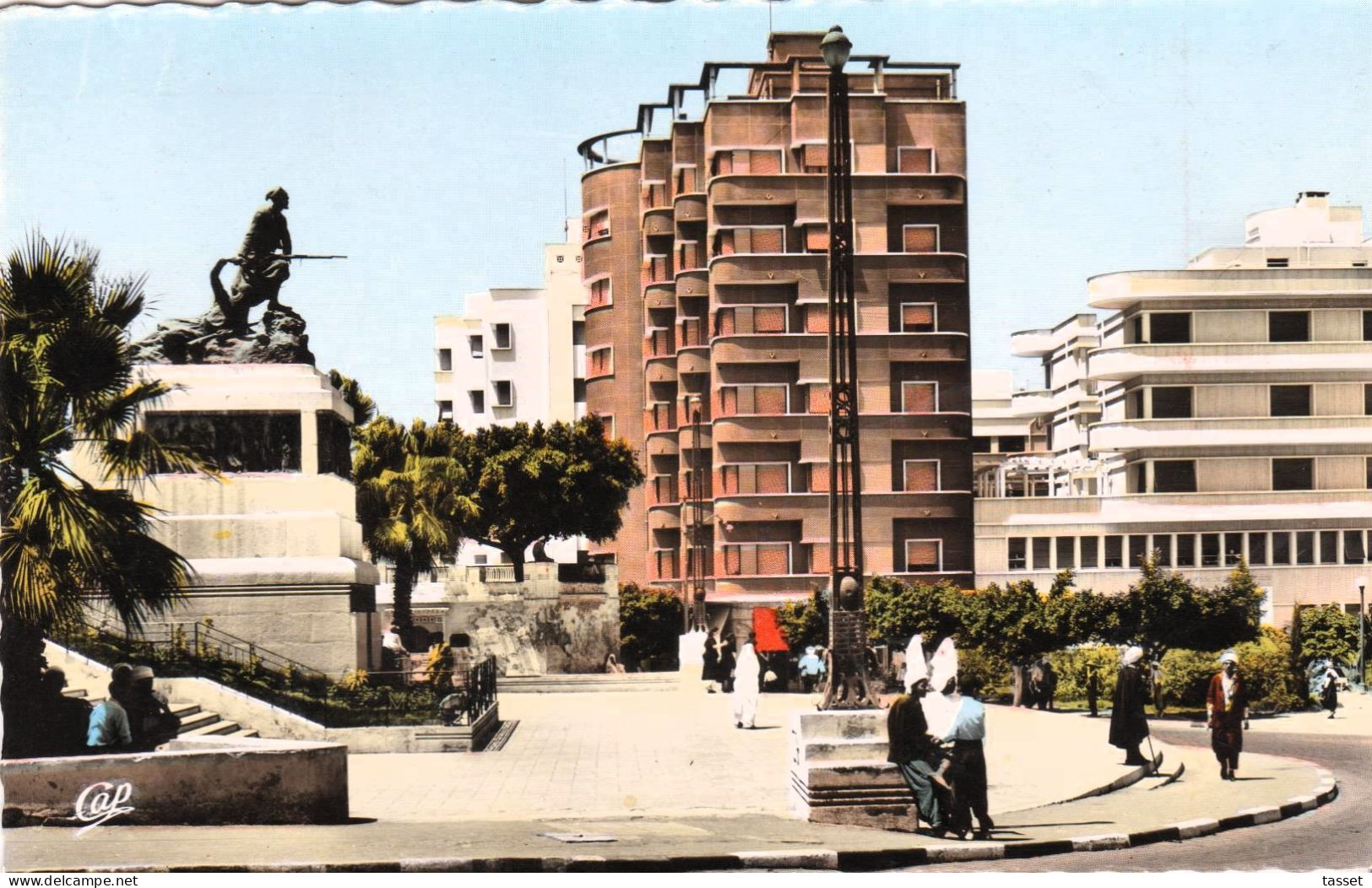 Algerie  - Mostaganem   :  Place De L'Hôtel De Ville , Monument Aux Morts . Immeubles Architecture Art Déco - Mostaganem