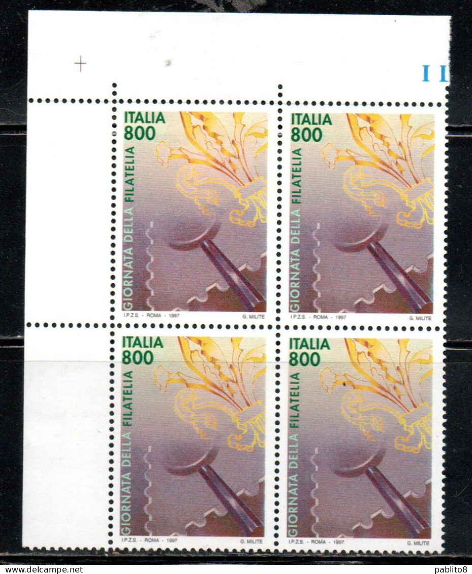 ITALIA REPUBBLICA ITALY REPUBLIC 1997 GIORNATA DELLA FILATELIA STAMP DAY QUARTINA ANGOLO DI FOGLIO BLOCK MNH - 1991-00: Ungebraucht