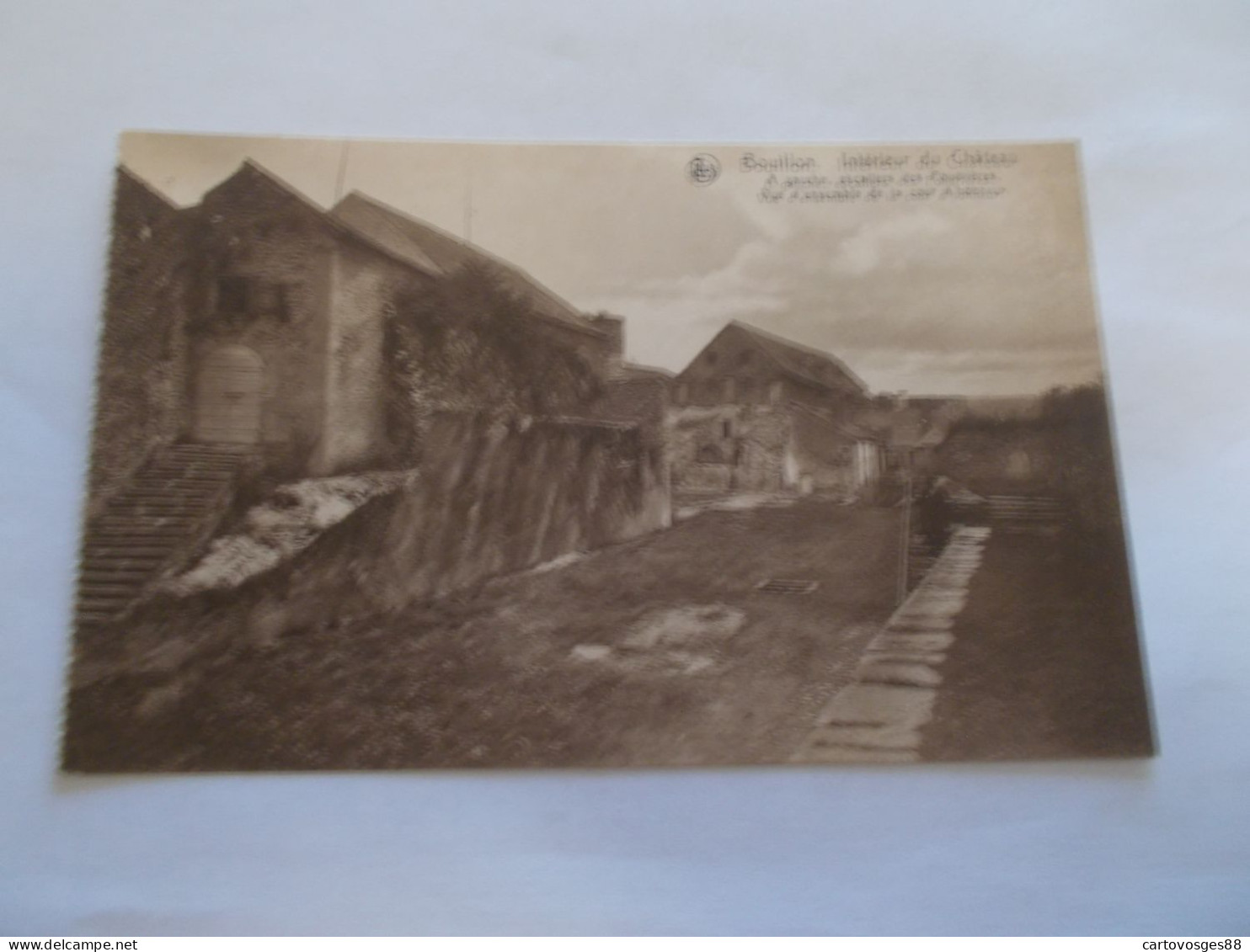 BOUILLON LUXEMBOURG ( BELGIQUE ) INTERIEUR DU CHATEAU ESCALIERS DES POUDRIERES VUE D ENSEMBLE COUR D HONNEUR ANIMEES - Bouillon