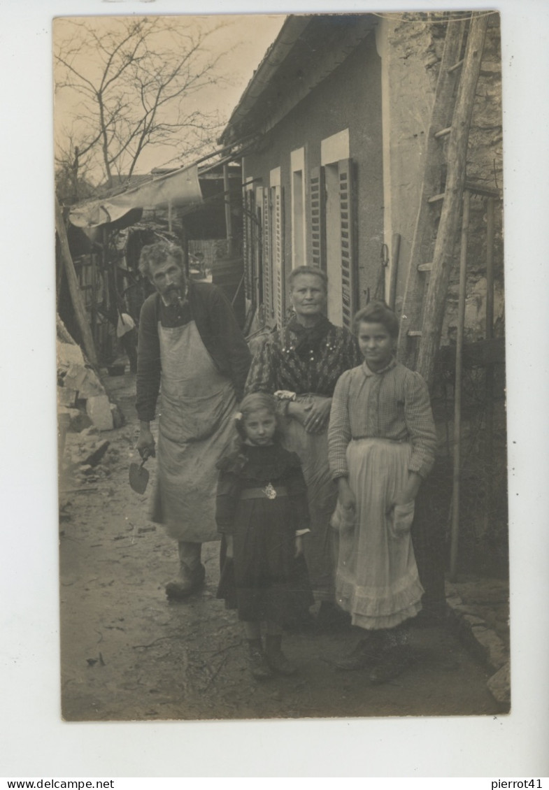 METIERS - MAÇONNERIE - Carte Photo Maçon Avec Truelle Posant Avec Femme Et Fillettes Devant Maison Début XXème - Artisanat