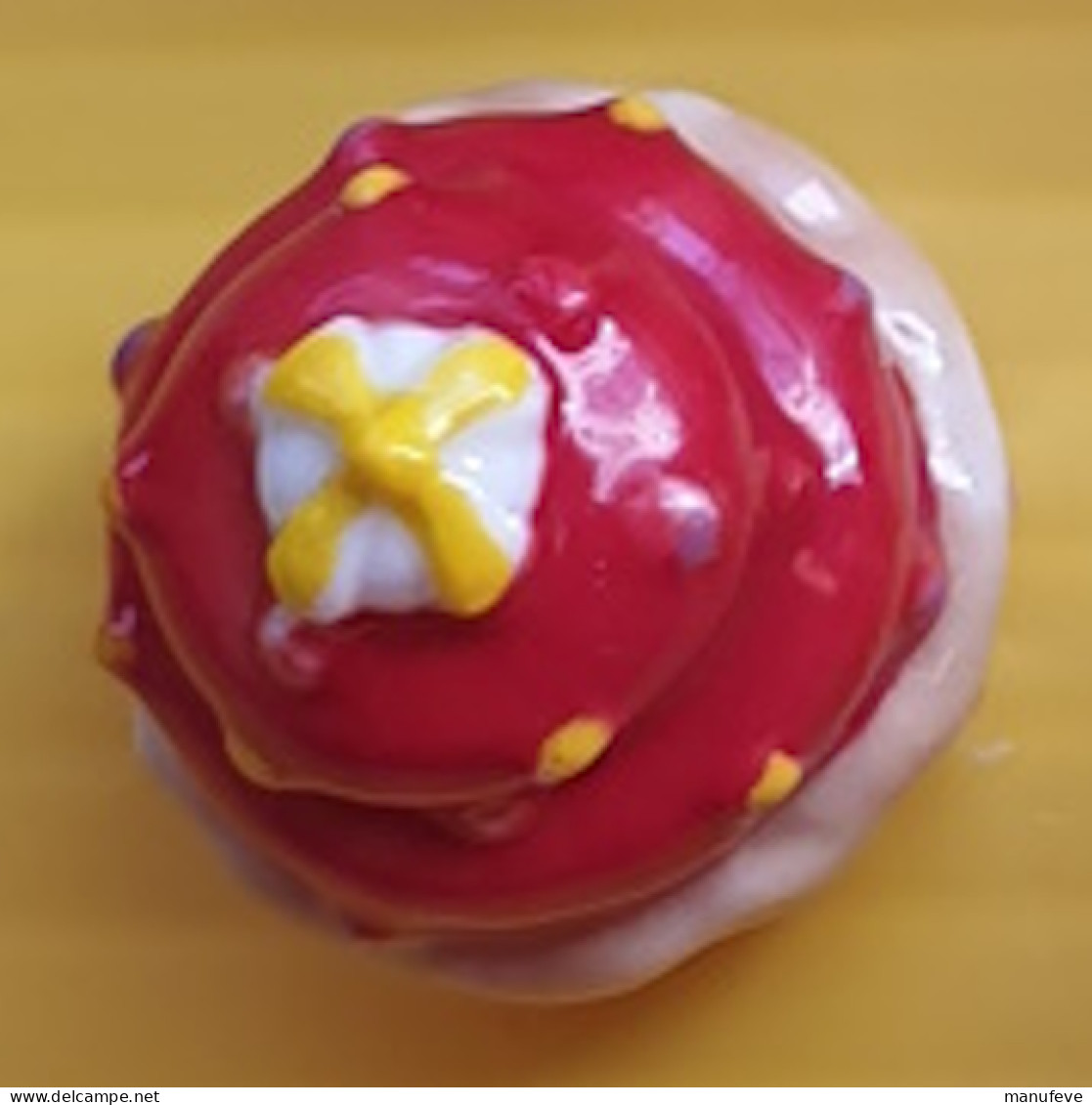 Fève - Cupcake - Framboise ( Inscrit Sous Le Socle )  - Pâtisserie Gâteau - Regioni