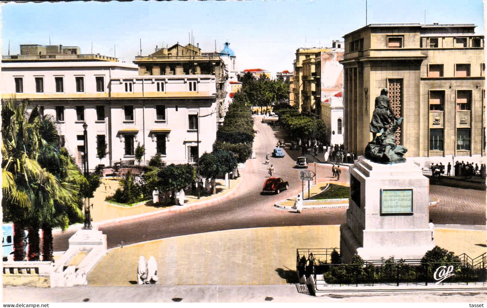 Algérie  - Mostaganem   : Place De L'Hôtel De Ville. Monument Aux Morts .Perspective  De L'Avenue Du 1er De Ligne - Mostaganem