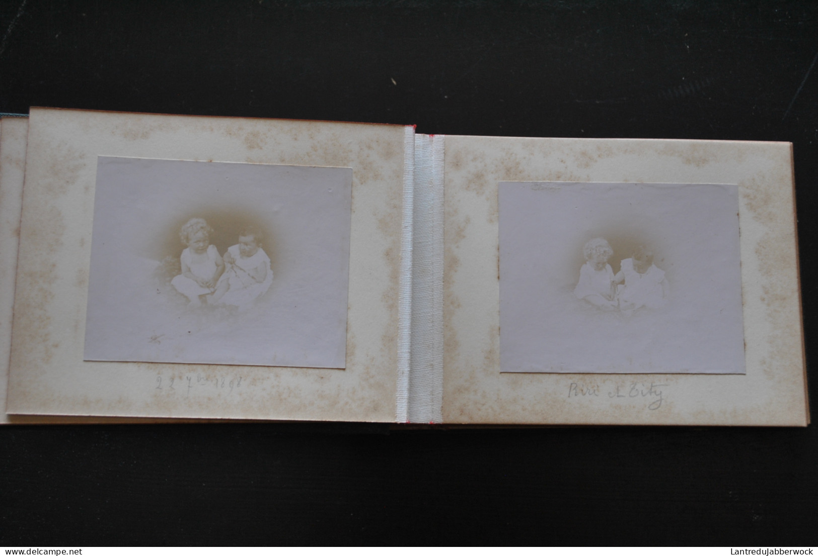 Petit album photo oblong (17.5 x 10.5 cm) quasi vide XIXè bébé enfants