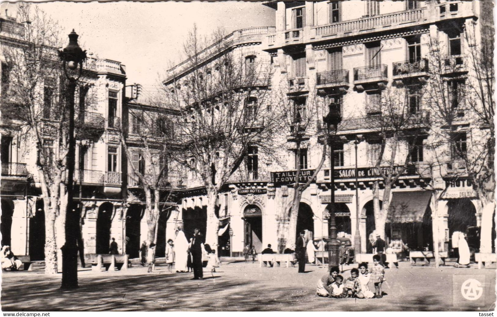 Algérie  - Mostaganem   : Place De La République  , Arcades , Brasserie  , Tailleur Govetto , Hôtels  ,bien Animée . - Mostaganem
