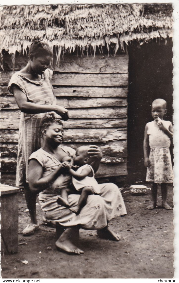 AFRIQUE. CAMEROUN.CPA. LES PRETRES DU SACRE COEUR. ENFANTS.." SALON DE COIFFURE ". ANNÉES 50 - Camerun