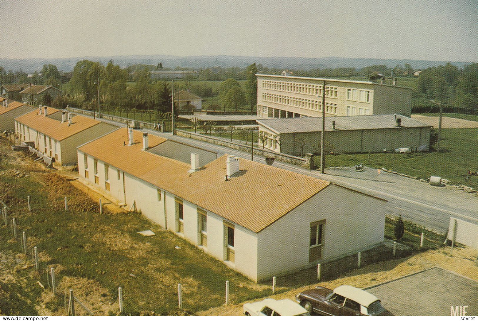 ORADOUR SUR VAYRES. - Le Groupe Scolaire - Oradour Sur Vayres