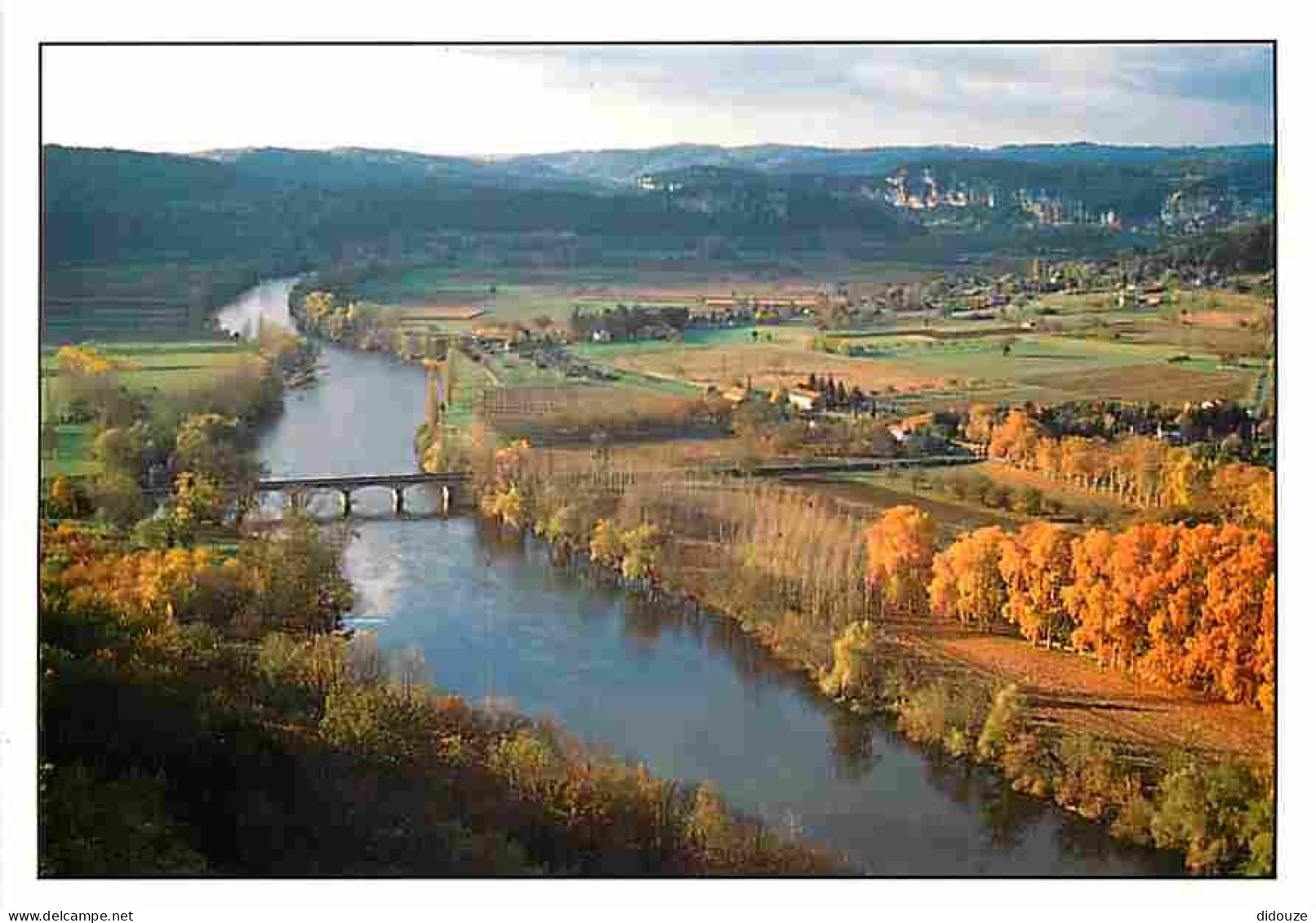 24 - Domme - Au Pied De La Falaise De Domme La Vaste Vallée De La Dordogne S'étend à Perte De Vue - CPM - Voir Scans Rec - Domme