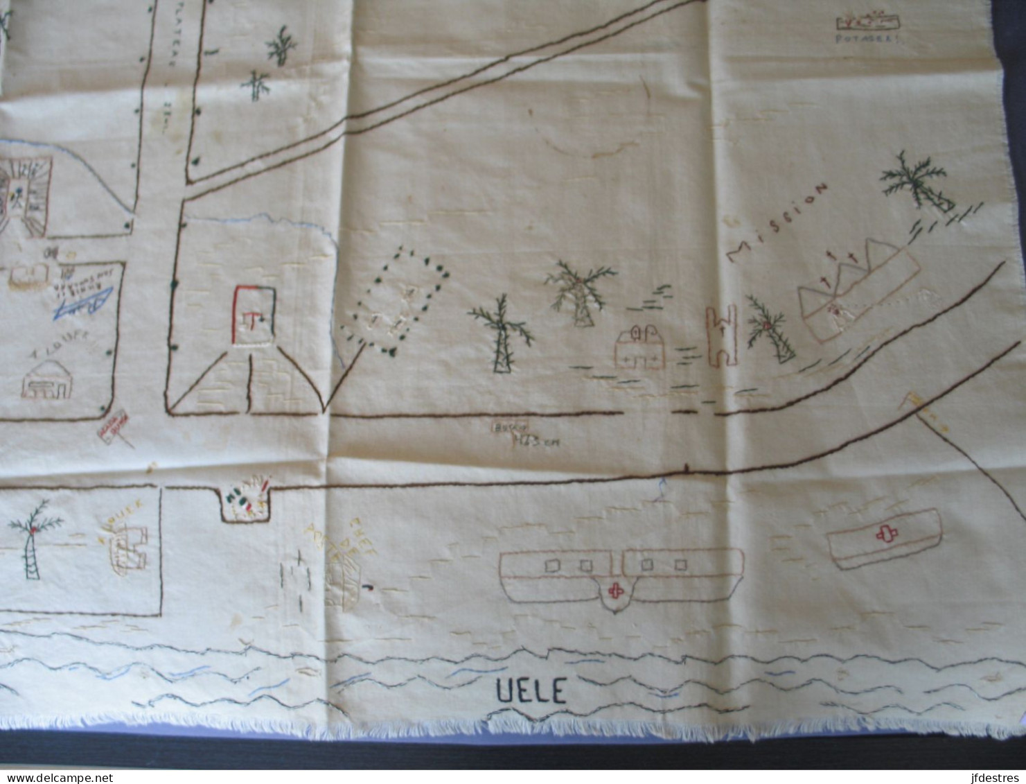 Nappe Brodée De 90 X 90 Cm Niangara, Haut-Uele, RD Congo Plan Quartier Des Belges, Camp Militaire Et Mission... 1938 - Autres & Non Classés