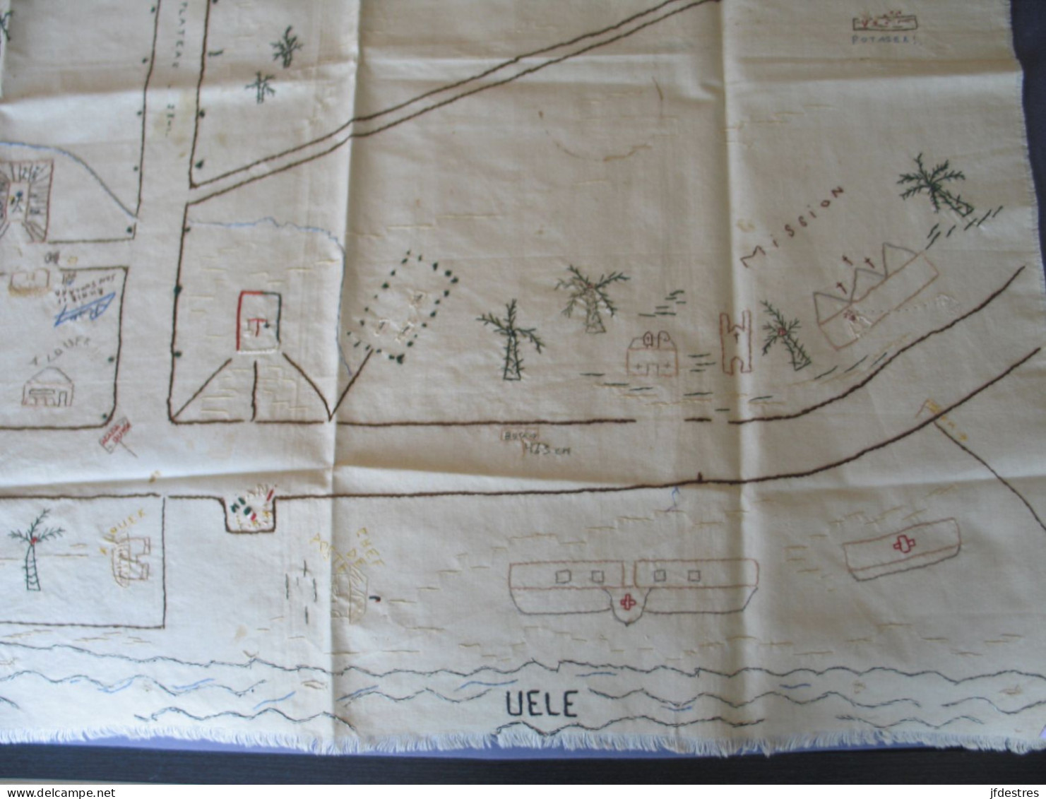 Nappe Brodée De 90 X 90 Cm Niangara, Haut-Uele, RD Congo Plan Quartier Des Belges, Camp Militaire Et Mission... 1938 - Other & Unclassified