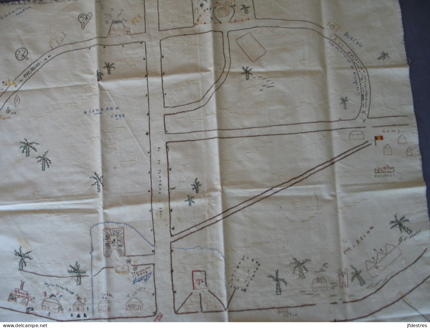 Nappe Brodée De 90 X 90 Cm Niangara, Haut-Uele, RD Congo Plan Quartier Des Belges, Camp Militaire Et Mission... 1938 - Autres & Non Classés