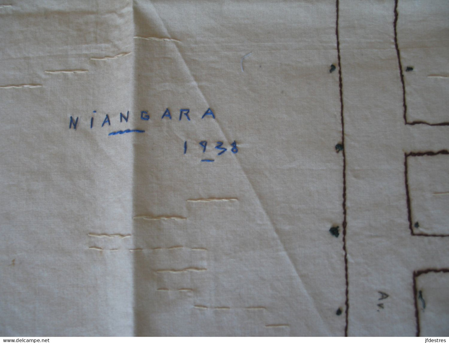 Nappe Brodée de 90 x 90 cm Niangara, Haut-Uele, RD Congo Plan Quartier des belges, camp militaire et mission... 1938