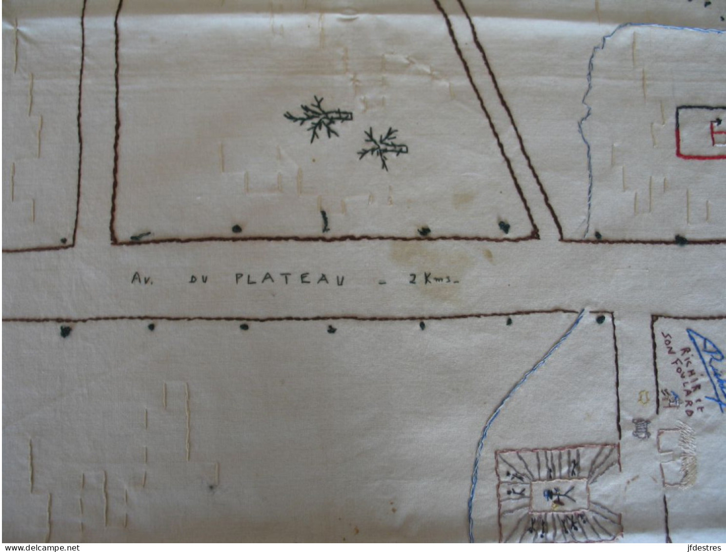 Nappe Brodée de 90 x 90 cm Niangara, Haut-Uele, RD Congo Plan Quartier des belges, camp militaire et mission... 1938