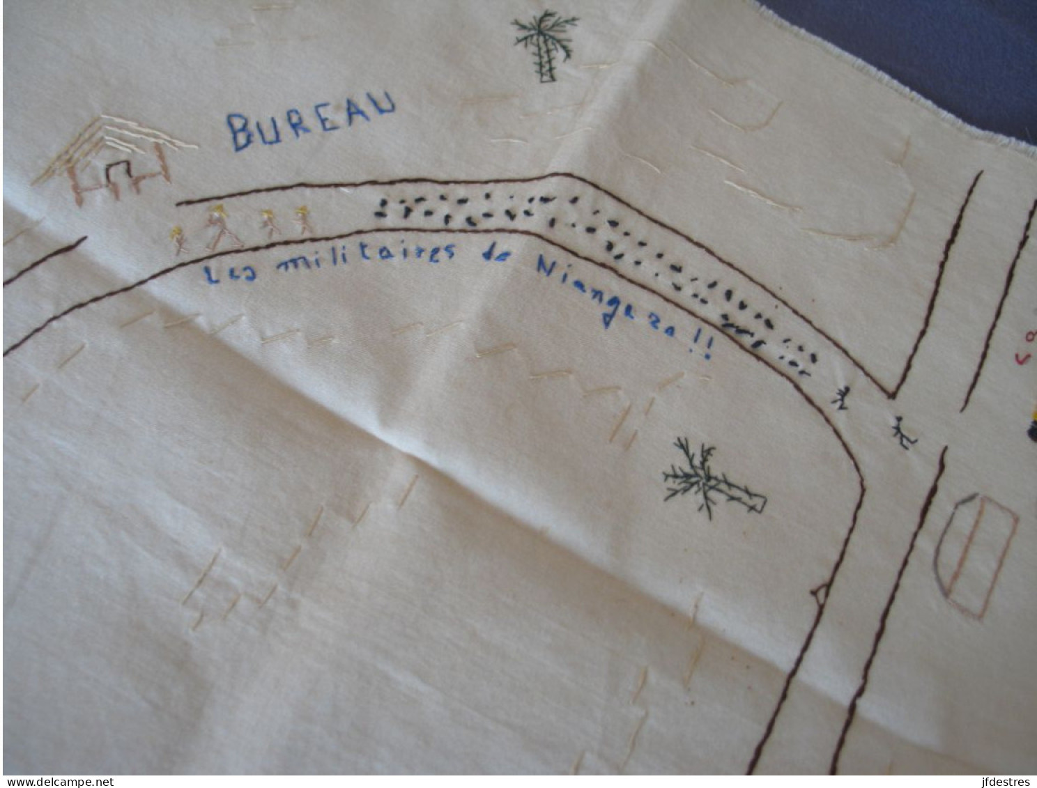 Nappe Brodée de 90 x 90 cm Niangara, Haut-Uele, RD Congo Plan Quartier des belges, camp militaire et mission... 1938