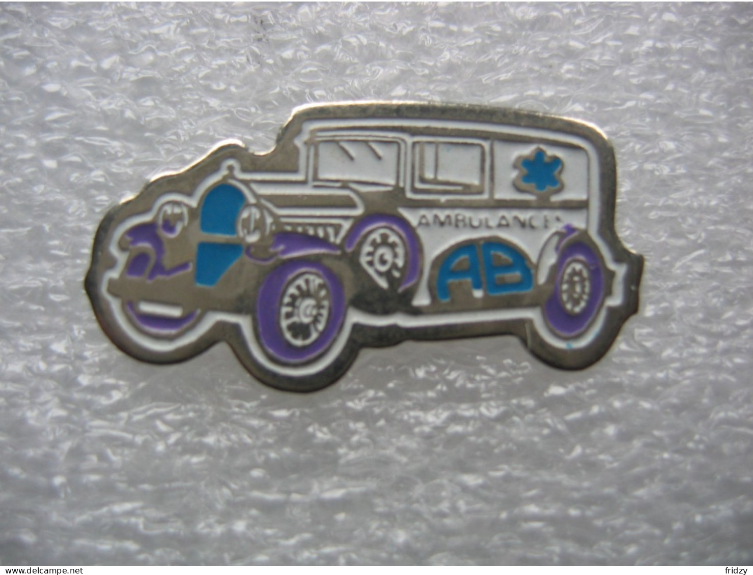 Pin's D'une Ancienne Ambulance - Geneeskunde