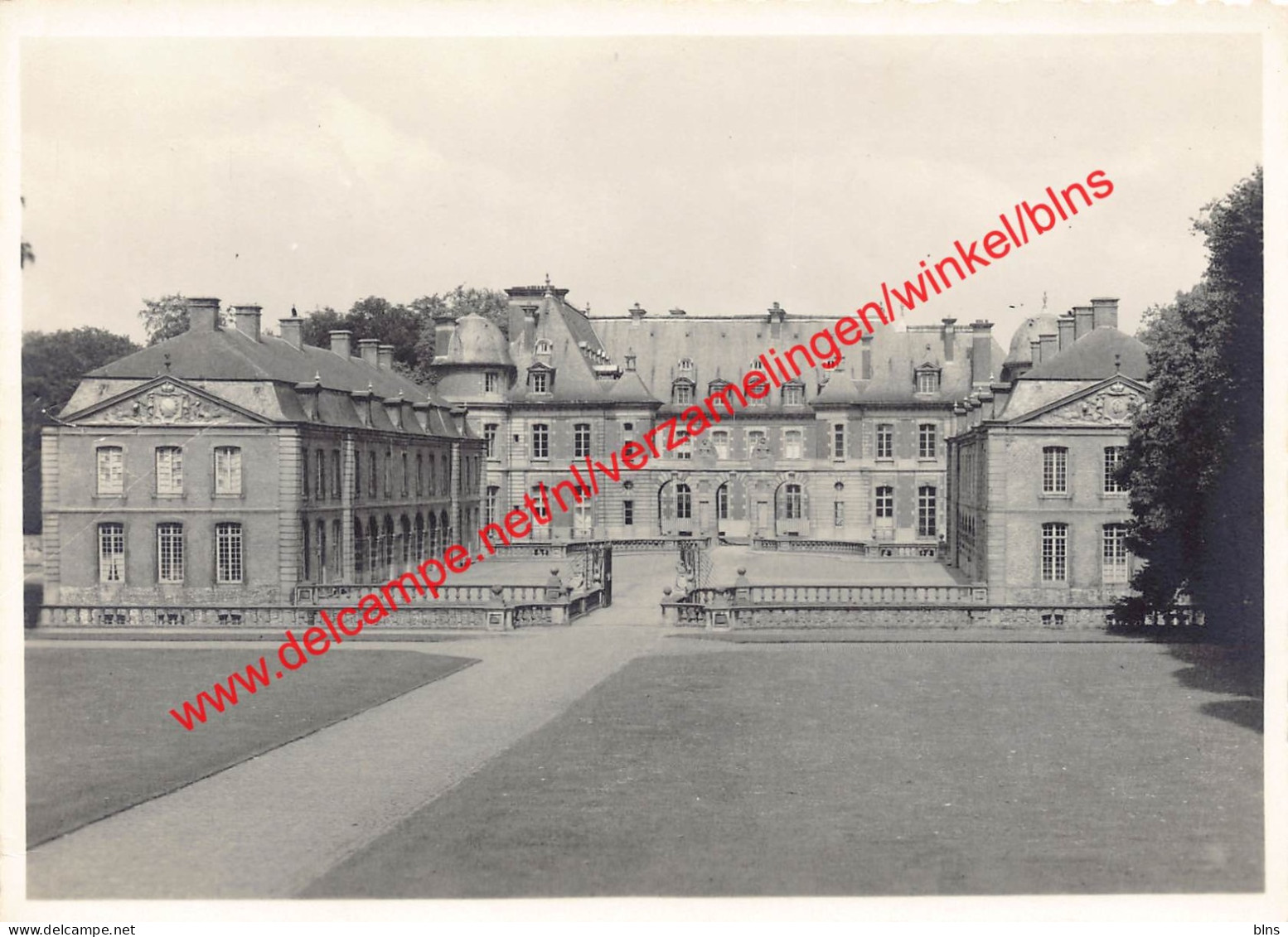 Le Château Vu De L'entrée - Beloeil - Beloeil