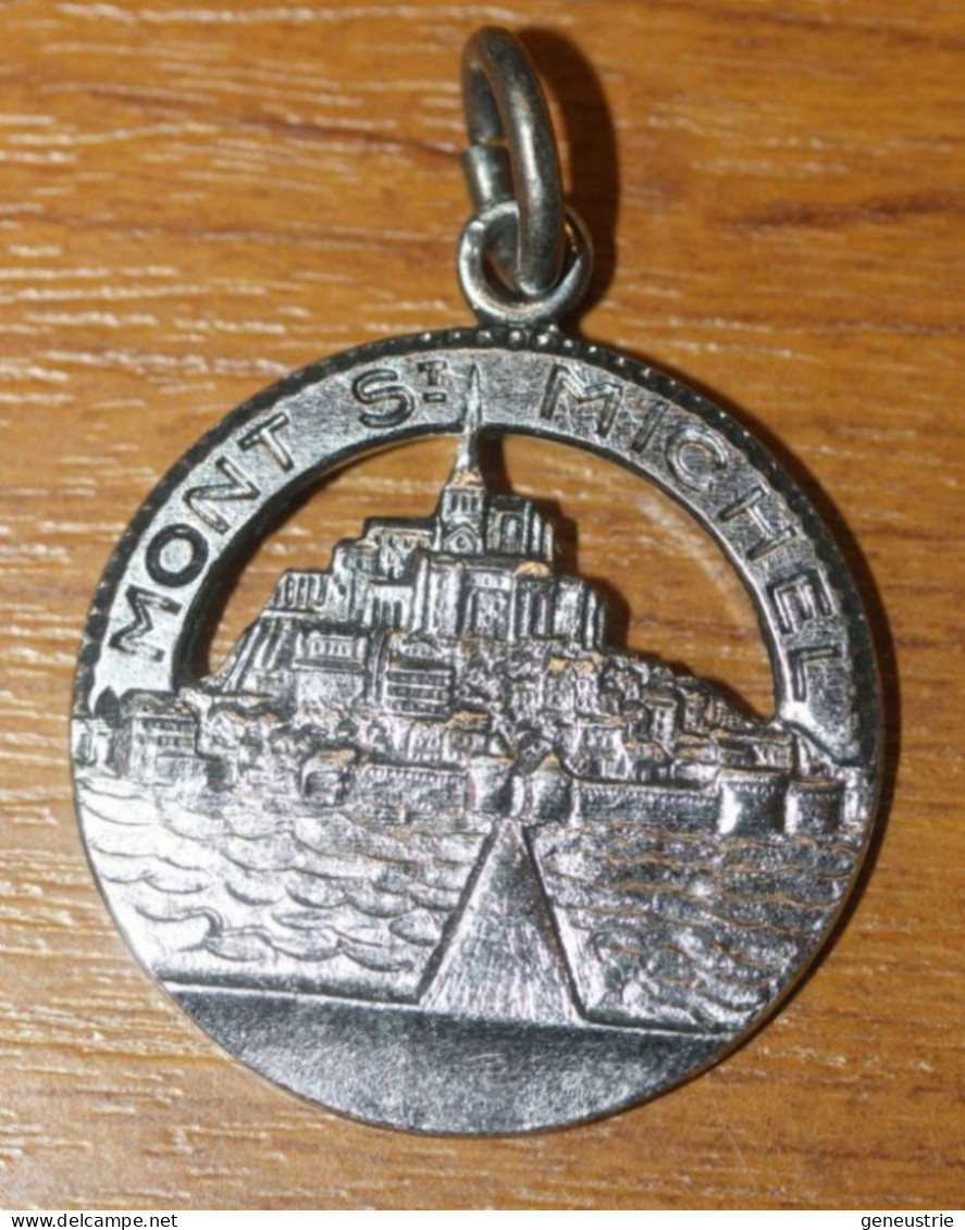 Beau Pendentif Médaille Années 50/60 Aluminium Anodisé Brillant "Mont Saint Michel" Normandie Medal - Religion & Esotérisme