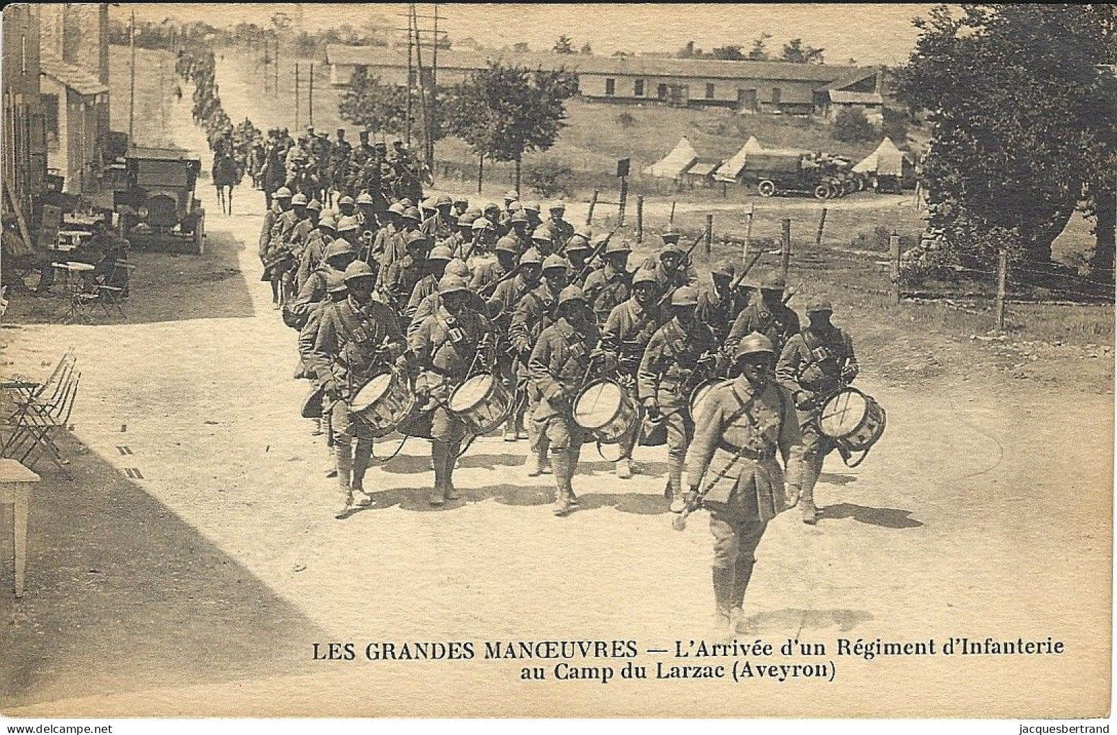 LES GRANDES MANOEUVRES L Arrivée D'un Régiment D'infanterie Au CAMP DU LARZAC Militaria - La Cavalerie