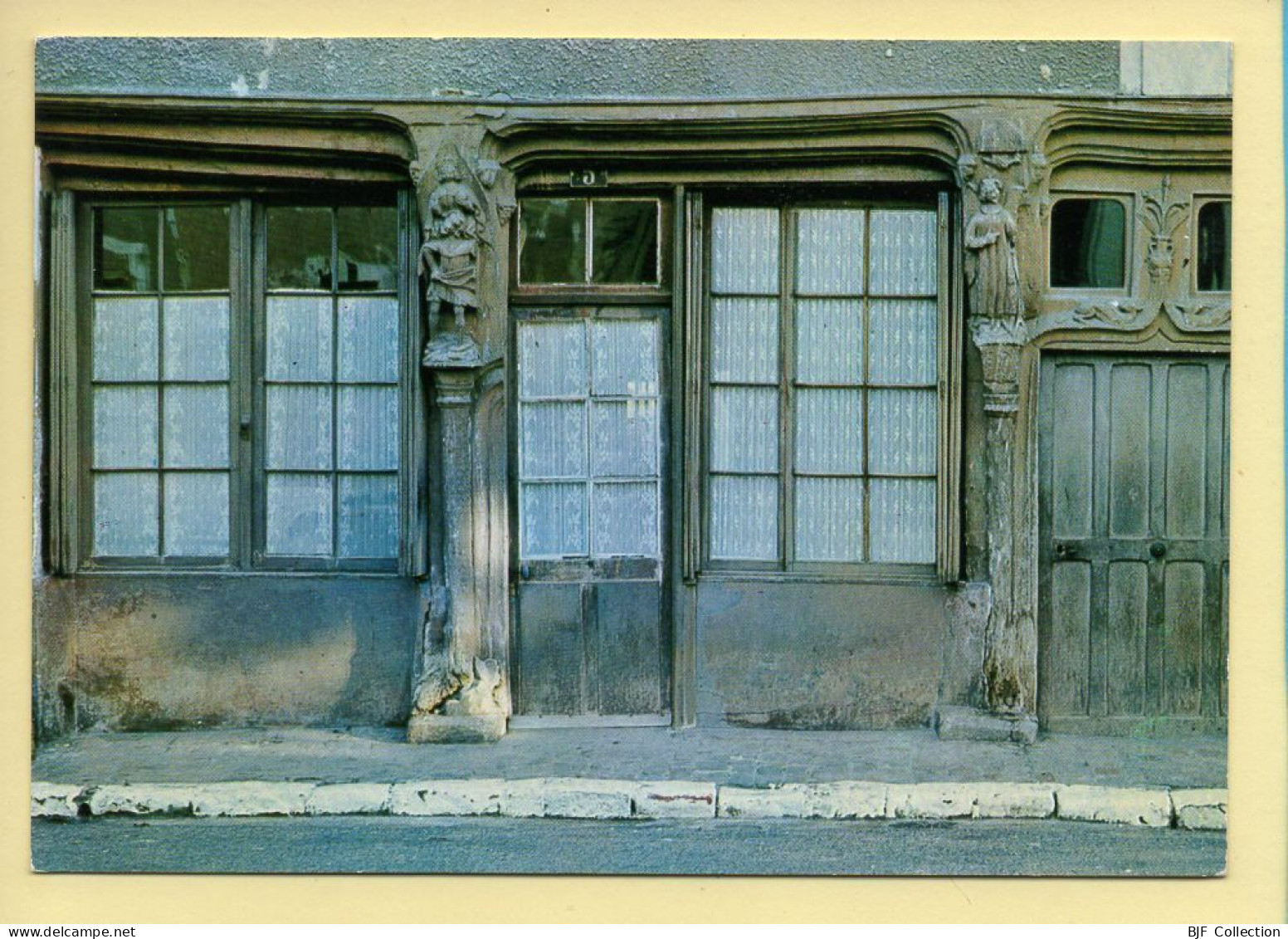 28. EPERNON – Maison Du Moyen-Age / Place Du Change / Bois Sculpté Du XVè S (voir Scan Recto/verso) - Epernon