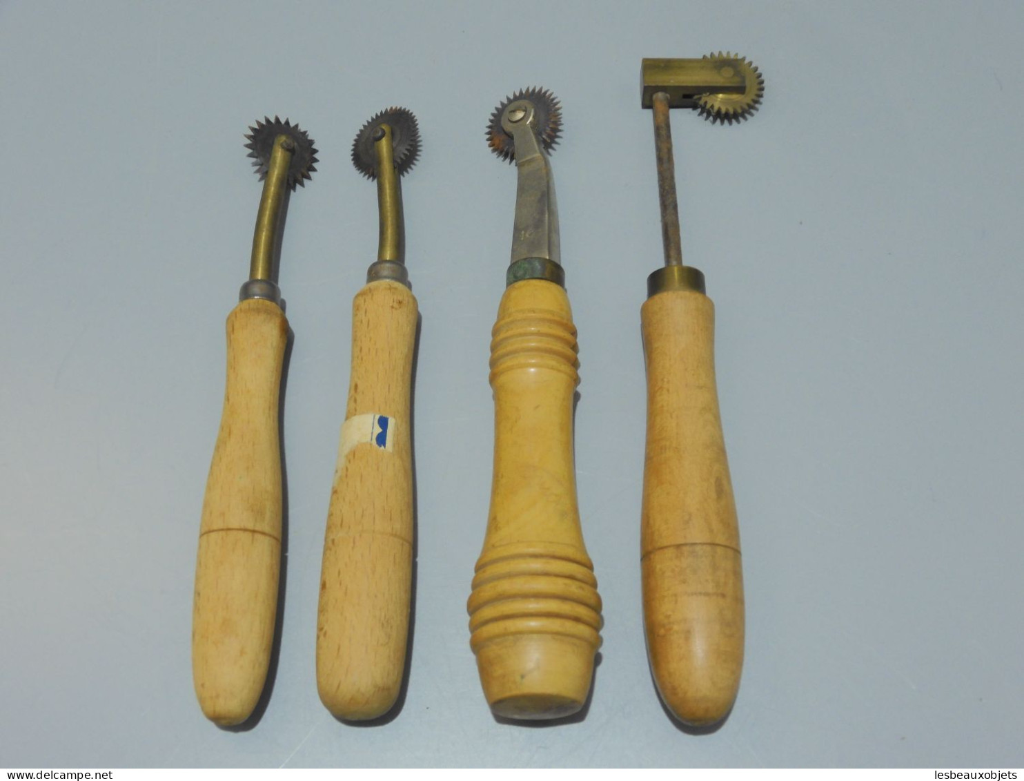 -4 ROULETTES Manches BOIS OUTIL De COUTURIERE TRAVAIL Du CUIR PATRON      E - Ancient Tools