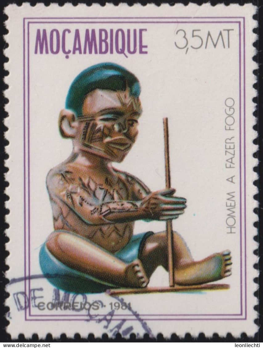 1981 Mosambik° Mi:MZ 849, Sn:MZ 778, Yt:MZ 842, Sg:MZ 911, Man Making A Fire, Folk Art - Wood Carving - Mozambique