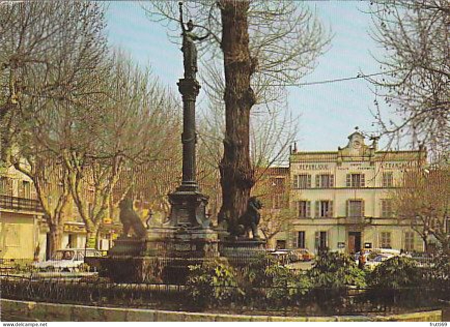 AK 209700 FRANCE - Vidauban - La Place Et Le Monument - Vidauban