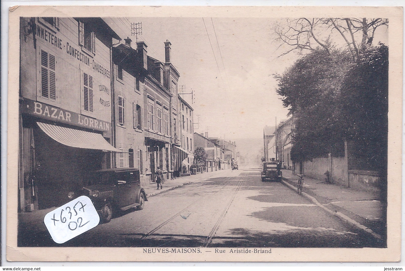 NEUVES-MAISONS- RUE ARISTIDE BRIAND- BELLE AUTOMOBILE DEVANT LE BAZAR LORRAIN - Neuves Maisons