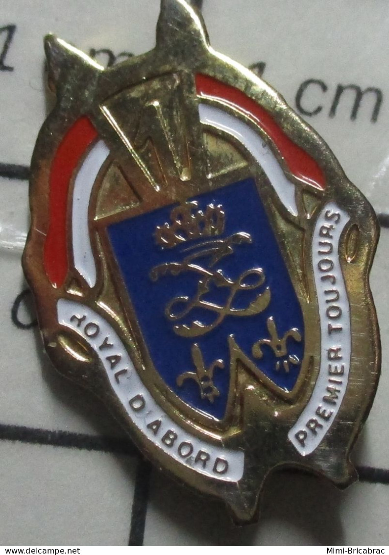 511c  Pin's Pins / Beau Et Rare / MILITARIA / 1e REGIMENT DE DRAGONS ROYAL D'ABORD PREMIER TOUJOURS - Armee