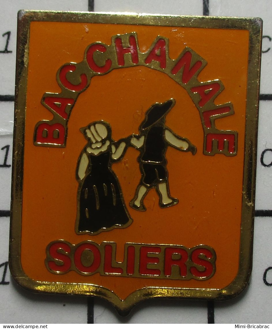 511c Pin's Pins / Beau Et Rare / ASSOCIATIONS / GROUPE FOLKLORIQUE LA BACCHANALE DE SOLIERS CALVADOS - Verenigingen