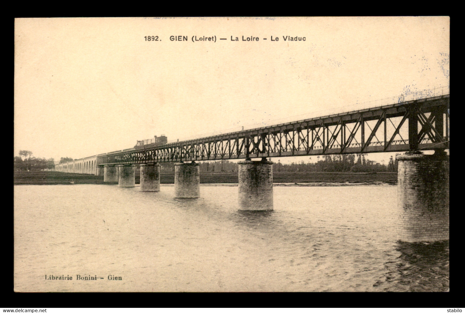 45 - GIEN - TRAIN SUR LE VIADUC DU CHEMIN DE FER - Gien