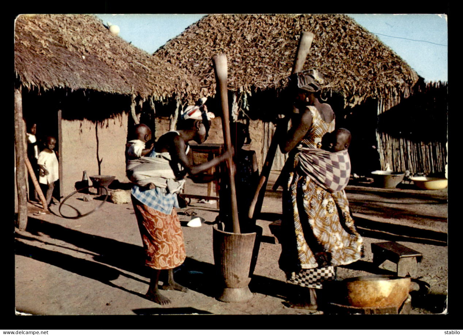 AFRIQUE NOIRE - SERIE L'AFRIQUE EN COULEURS - SCENE VILLAGEOISE - EDITEUR HOA-QUI - Unclassified