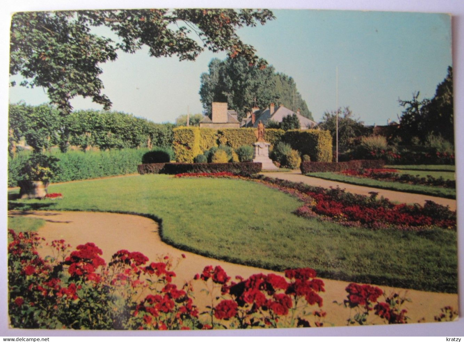 FRANCE - MANCHE - PONTORSON - Le Jardin Public Et Le Monument Aux Morts - Pontorson