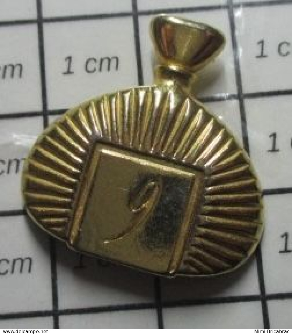 511B Pin's Pins / Beau Et Rare / PARFUMS / METAL JAUNE FLACON N°9 Hugo LORIS LAZZARO - Parfum